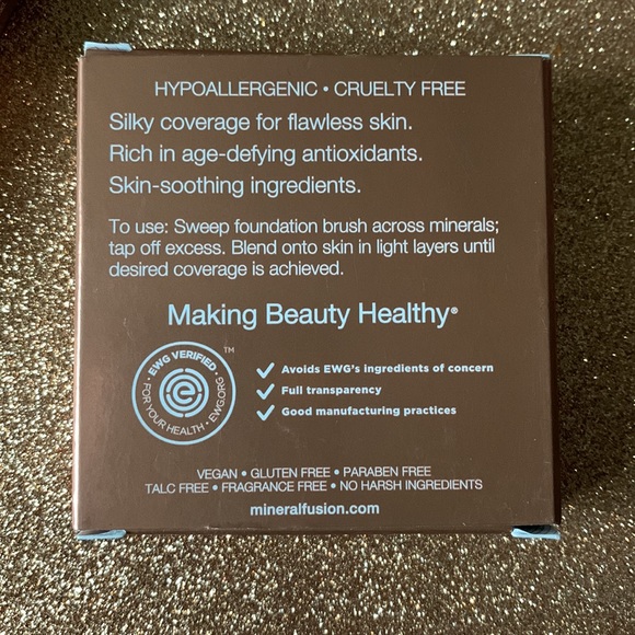 Pressed Powder Foundation with Buildable Coverage in Olive 4- Tan - Picture 2 of 3